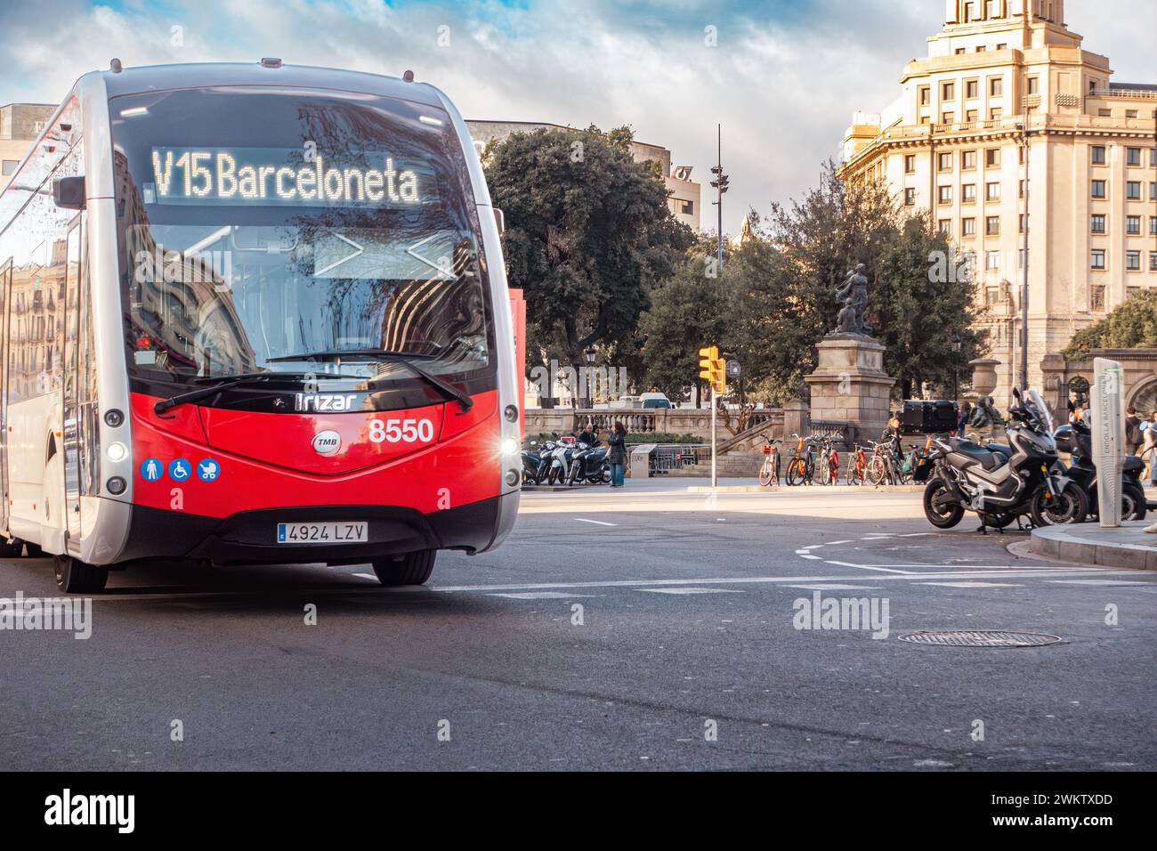 Barcelone, bus rouge dans la rue de la ville. Barceloneta bus 15 conduite à Plaza de Catalunya. Banque D'Images