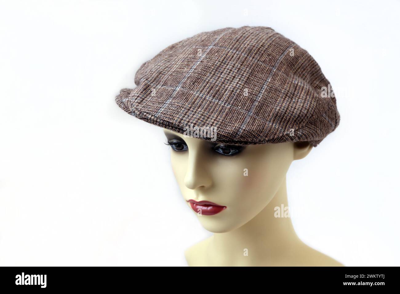 Casquette plate en tweed avec Popper fixée sur la visière Banque D'Images