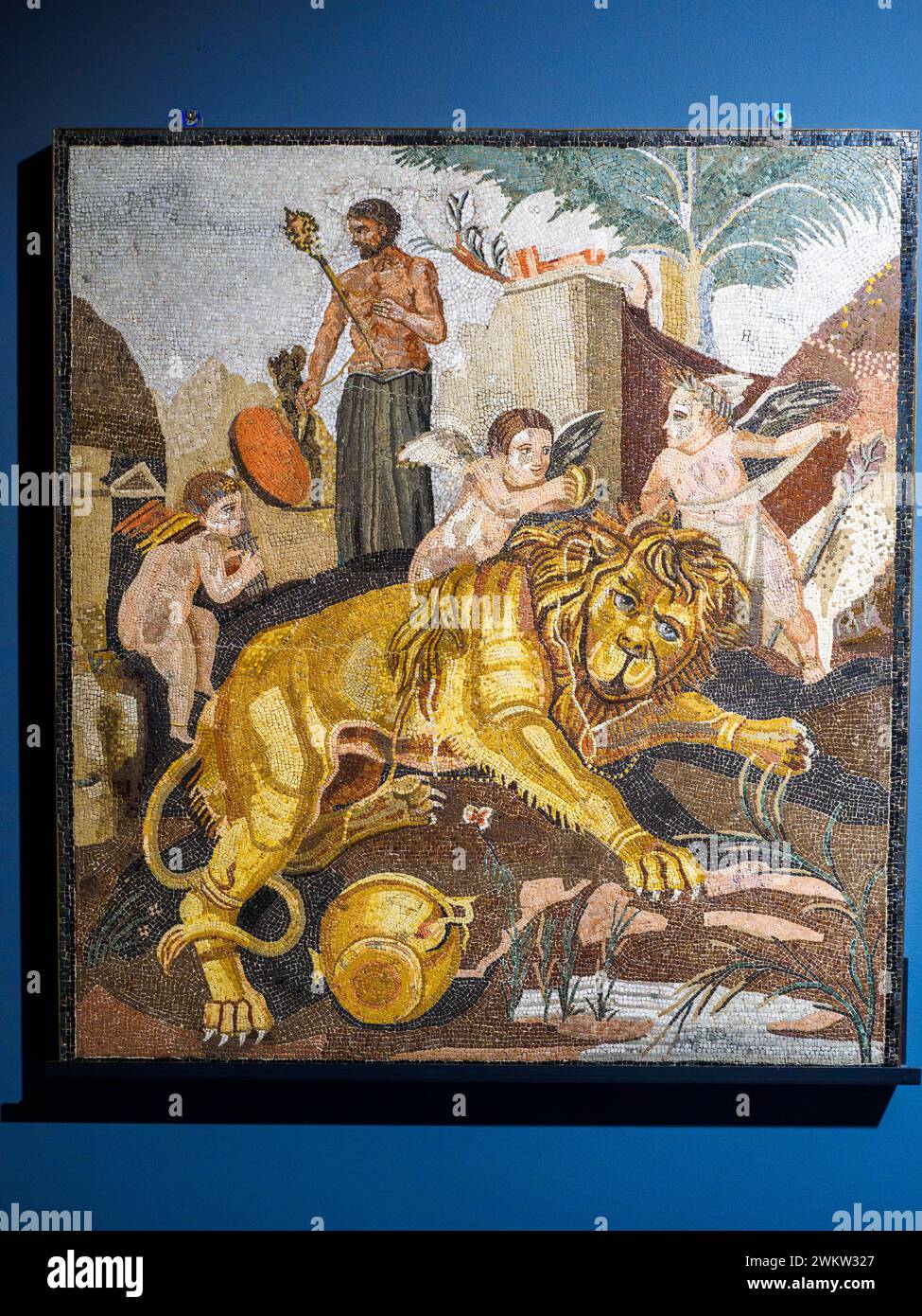 Embellie polychrome avec Lion et Cupides (trouvé à Anzio, rome, Selva Pamphili) - 1er siècle av. J.-C. Marbre extrêmement minuscule et pâte vitreuse tesselles - cet emblème de sol hautement refibed représente une scène de caractère dionysien, mis en plein air. Au premier plan, un lion est représenté allongé sur un rocher près d'un plan d'eau, entouré de quelques cupidons: deux d'entre eux, après l'avoir étourdi avec le vin contenu dans un grand kantharos, ont l'intention de le caresser avec le son d'instruments de musique, tandis qu'un troisième est sur le point de l'attacher avec un tissu léger - Museo centrale Montemartini, Rome, Italie Banque D'Images