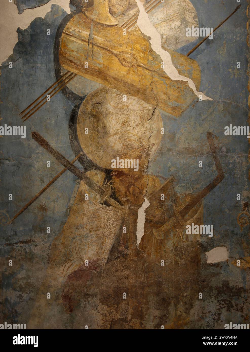 Fresque représentant un trophée d'armes de gladiateurs. Pompéi. Caserne de gladiateurs. 1er siècle AD.Naples. Musée archéologique. Italie Banque D'Images