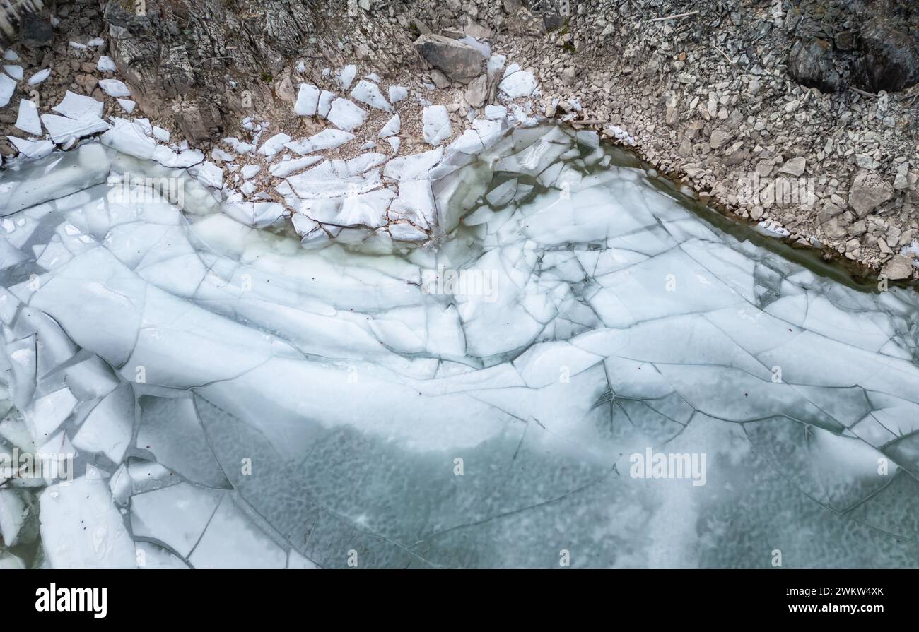 Une vue aérienne de la neige, des rochers, de l'eau et de la plaque de glace Banque D'Images