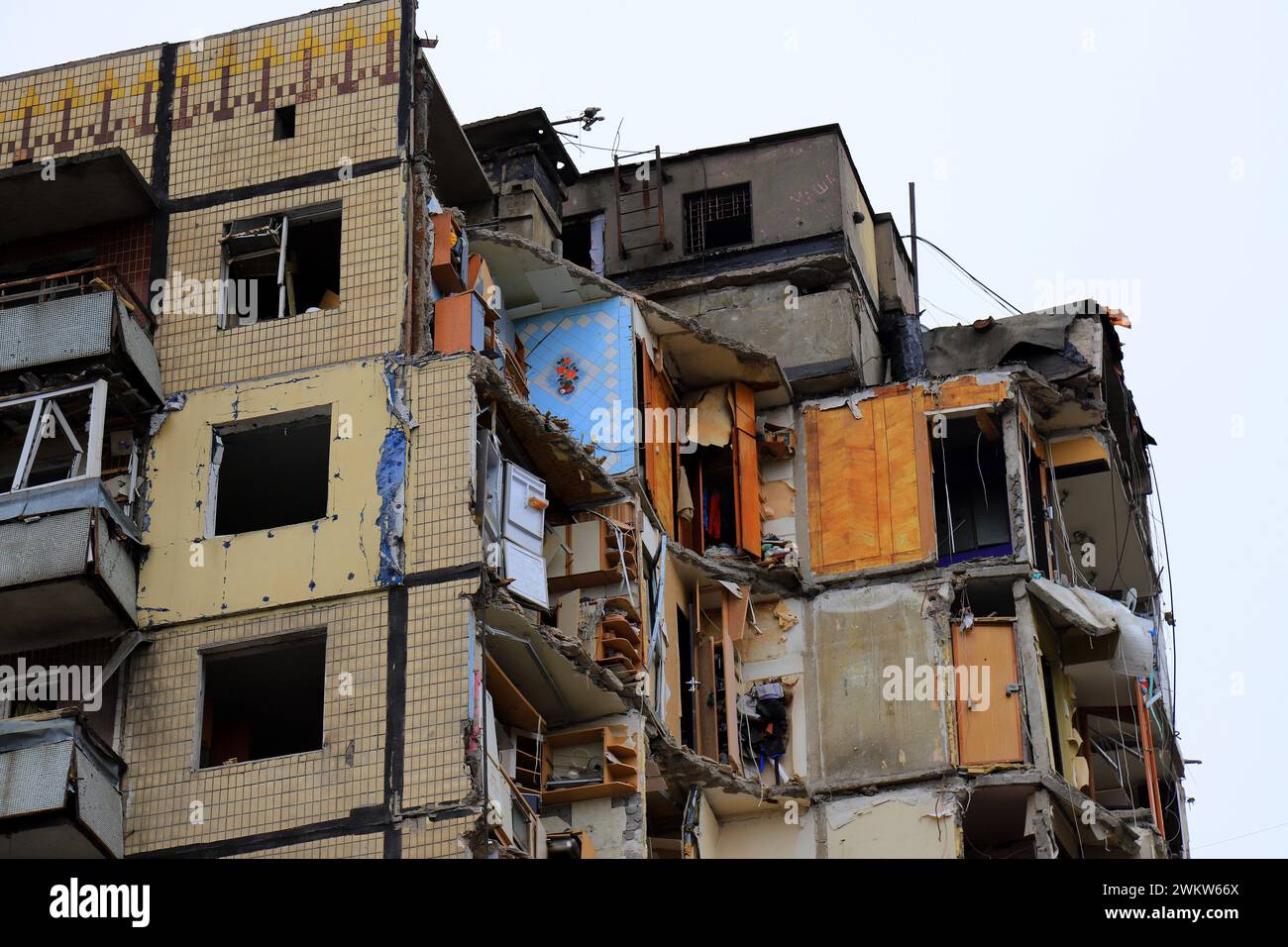 Frappe de missiles russes sur un immeuble d'appartements à Dnipro, en Ukraine. La roquette a détruit la maison. Russie invasion de guerre en Ukraine, Dnepr, bâtiment détruit Banque D'Images