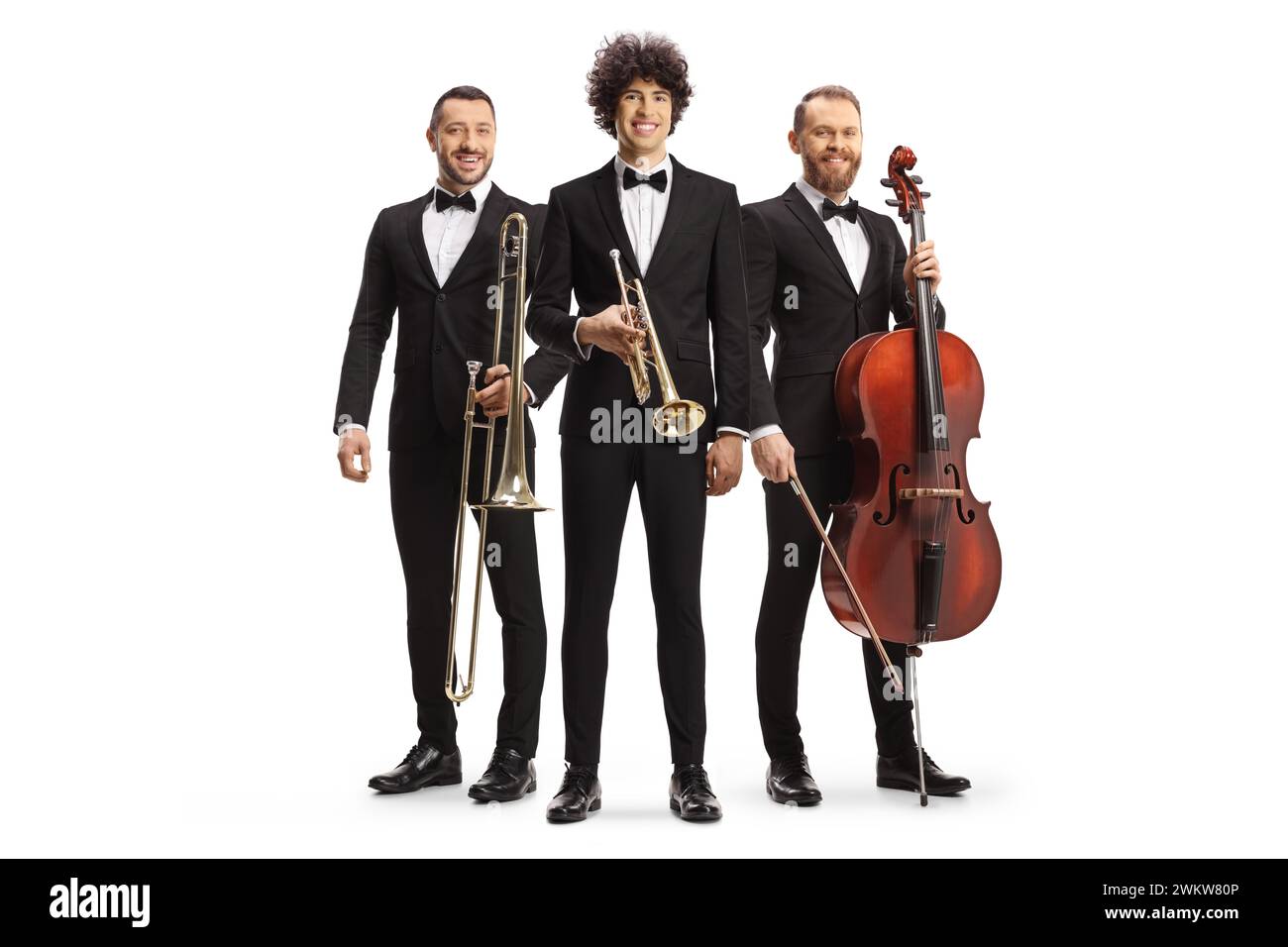 Portrait en pied de musiciens posant avec un trombone, une trompette et un violoncelle isolé sur fond blanc Banque D'Images