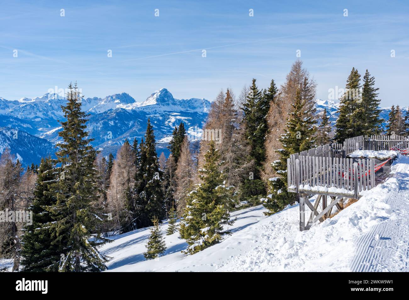Paysage d'hiver avec Dolomites enneigées à Kronplatz, Italie Banque D'Images