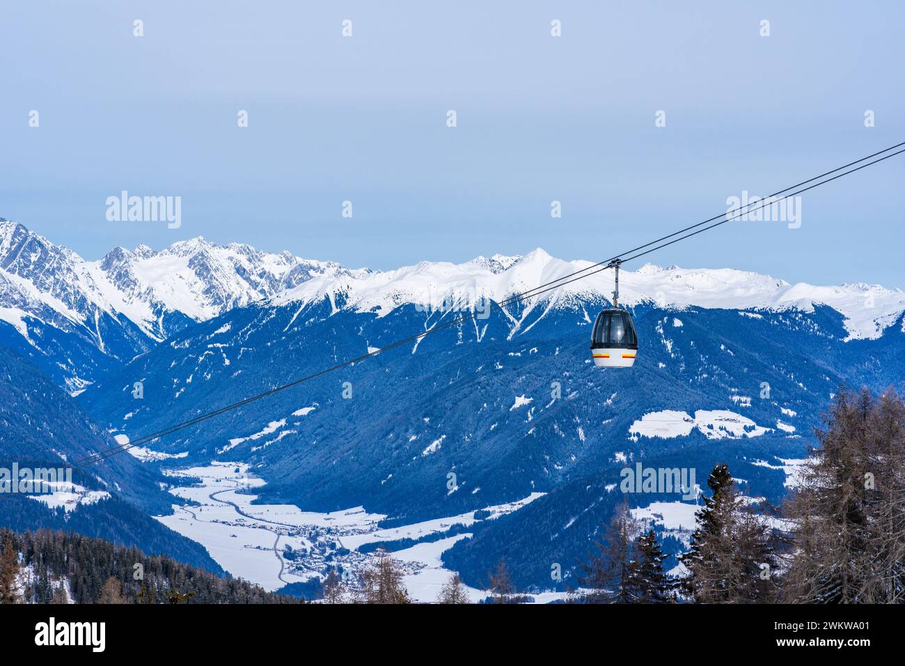 Téléphérique télécabine contre la neige couverte Dolomites inn Kronplatz en hiver, Tyrol du Sud, Italie Banque D'Images