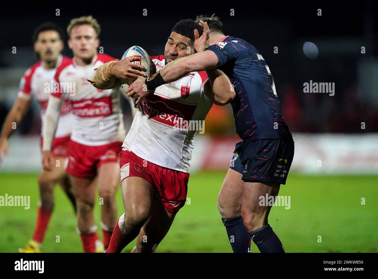 Kelepi Tanginoa de Hull KR (à gauche) et James Donaldson de Leeds Rhino en action lors du match de Betfred Super League au Sewell Group Craven Park Stadium, Kingston upon Hull. Date de la photo : jeudi 22 février 2024. Banque D'Images