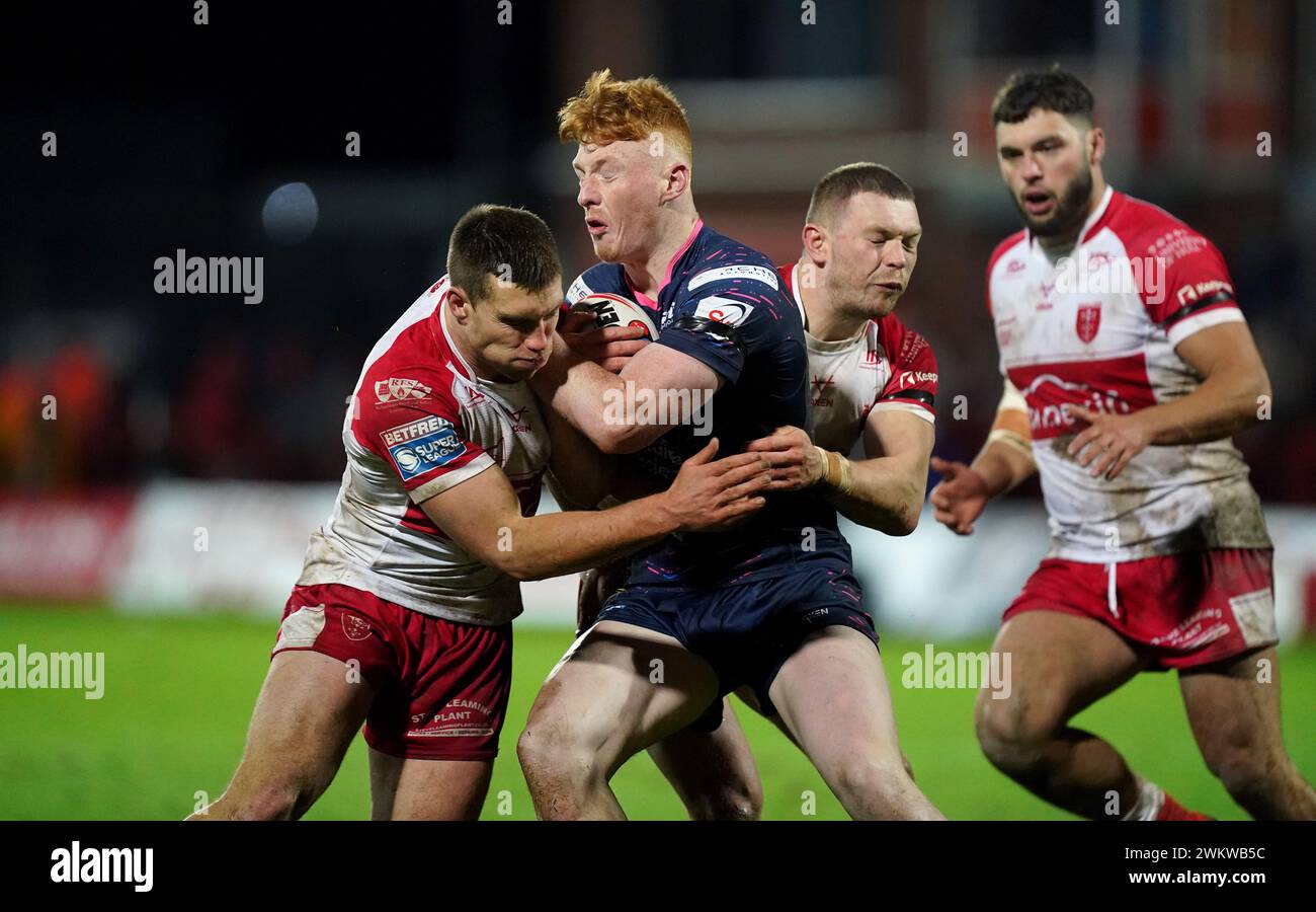 Tom Opacic de Hull KR (à gauche) et Paul Momirovski de Leeds Rhino en action lors du match de Betfred Super League au Sewell Group Craven Park Stadium, Kingston upon Hull. Date de la photo : jeudi 22 février 2024. Banque D'Images