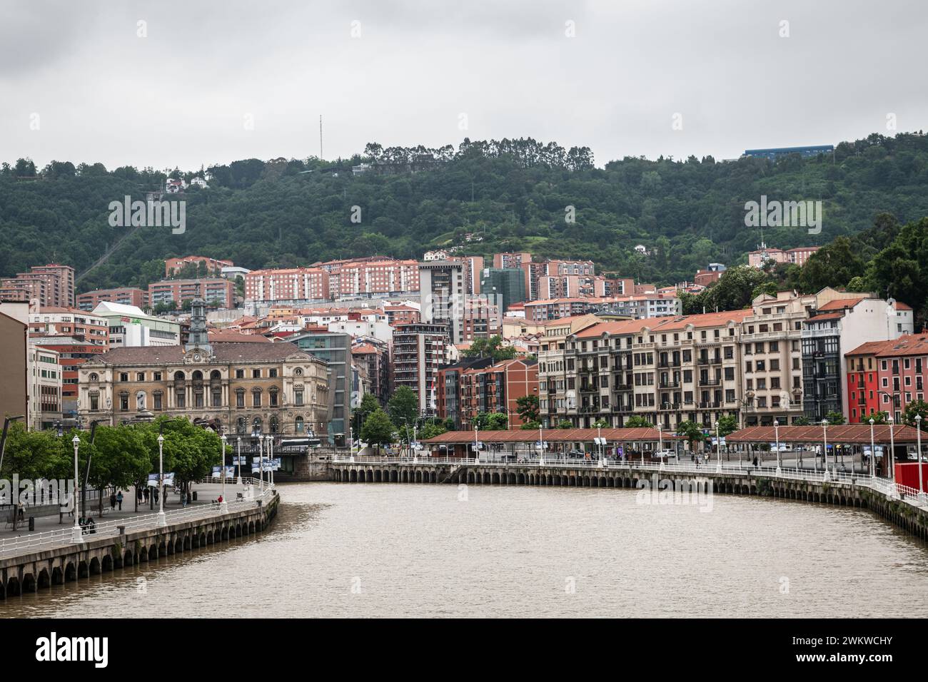 BILBAO, ESPAGNE - 14 JUIN 2023 : vue grand angle de la rive de la rivière Nervion à Bilbao, Espagne. Banque D'Images