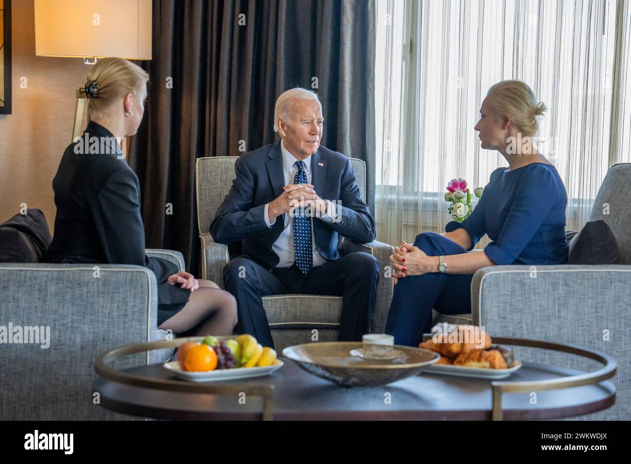 San Francisco, États-Unis. 22 février 2024. Le président Joe Biden rencontre Yulia Navalnaya, la femme d'Aleksey Navalny, et leur fille, Dasha (à gauche), à San Francisco, le jeudi 22 février 2024. Le Service pénitentiaire fédéral russe a annoncé le 16 février 2024 que Navalny était mort à la prison de Yamalo-Nenets en Sibérie occidentale. Photo de la Maison Blanche/crédit UPI : UPI/Alamy Live News Banque D'Images