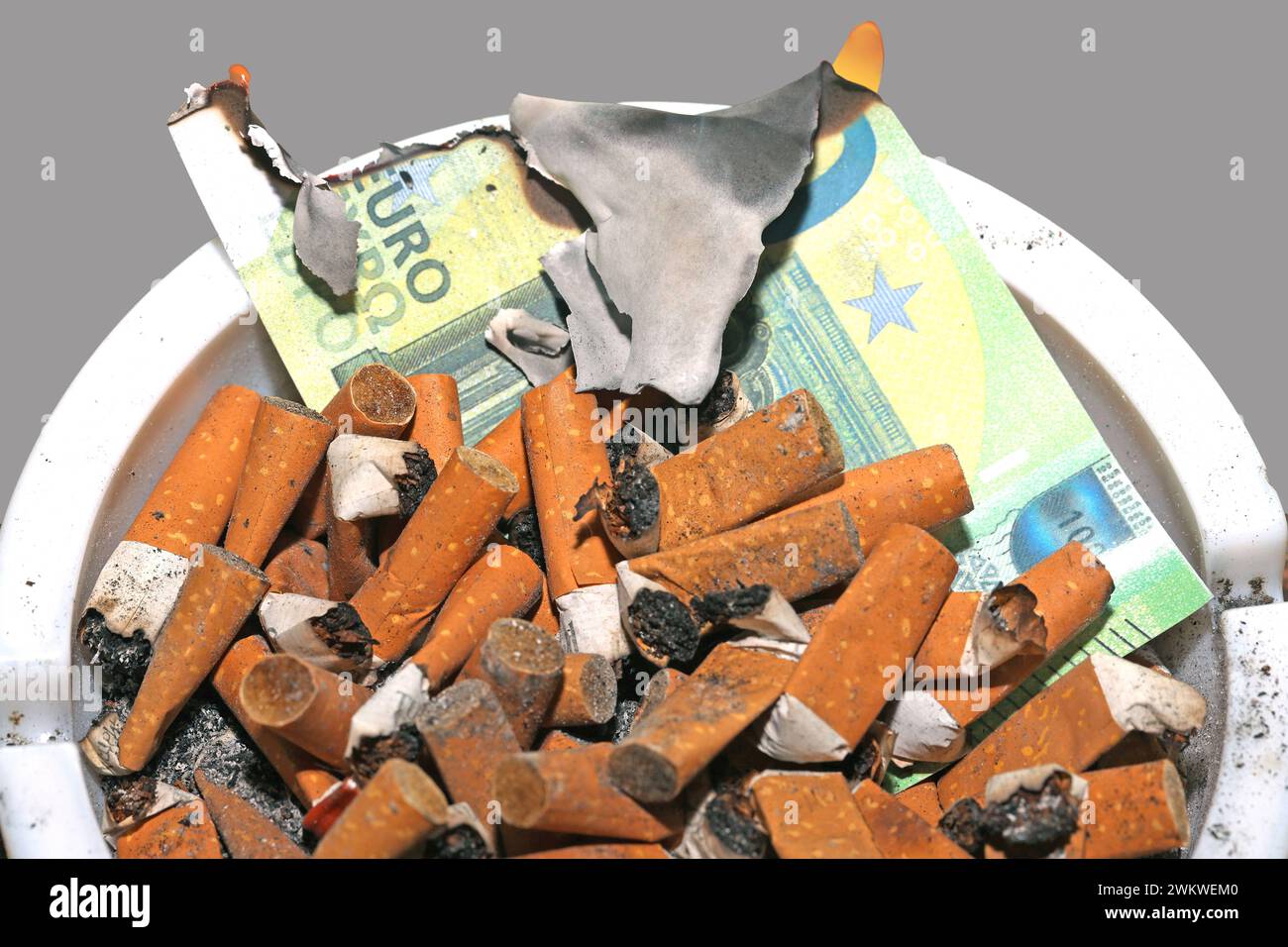 Gesundheit und Geld zu Asche verbrannt Zigarettenkippen in Großer Zahl und deren Asche *** santé et argent brûlés en cendres un grand nombre de mégots de cigarettes et leurs cendres Banque D'Images