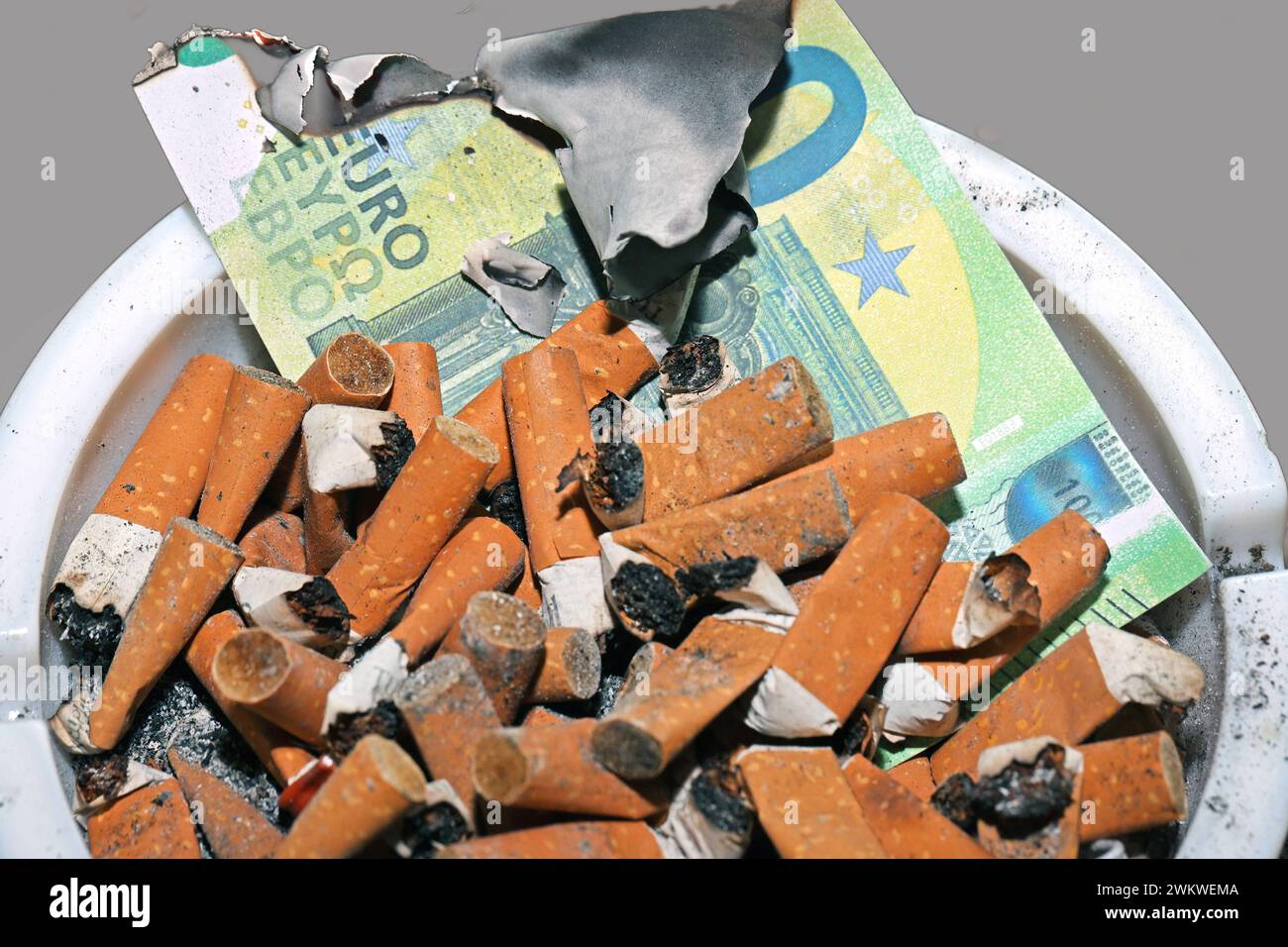 Gesundheit und Geld zu Asche verbrannt Zigarettenkippen in Großer Zahl und deren Asche *** santé et argent brûlés en cendres un grand nombre de mégots de cigarettes et leurs cendres Banque D'Images