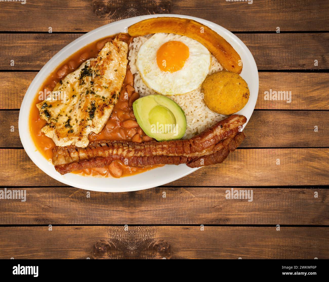 Le plateau Paisa est le plat signature de la gastronomie d'Antioquia et l'un des plats les plus représentatifs de Colombie. Banque D'Images