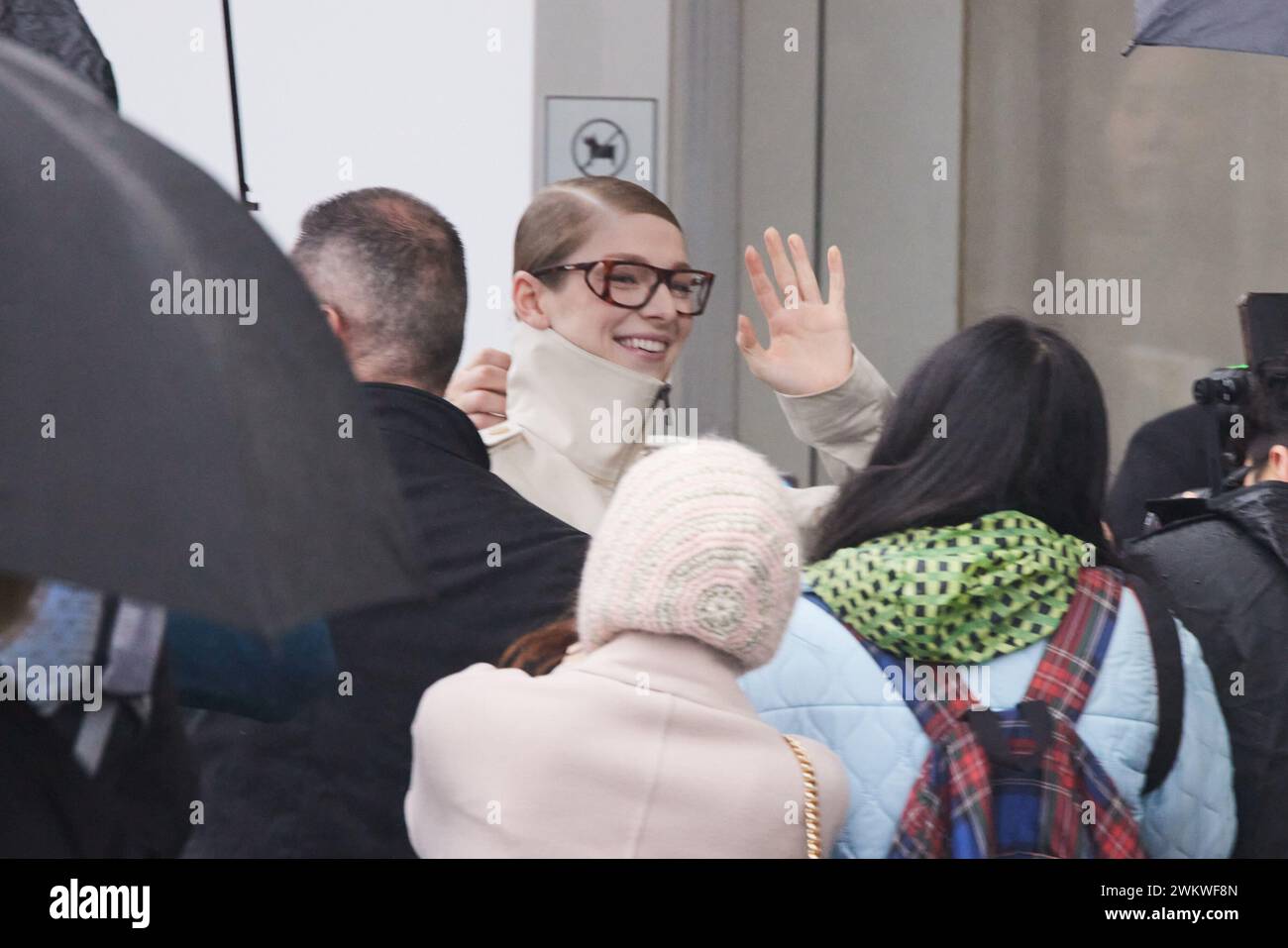 Milan, Italie. 22 février 2024. Hunter Schafer est vu arriver au défilé Prada lors de la Fashion week Fomenswear automne/hiver 2024-2025 de Milan le 22 février 2024 à Milan, Italie. © photo : Cinzia Camela. (Photo de Cinzia Camela/LiveMedia/Sipa USA) crédit : Sipa US/Alamy Live News Banque D'Images