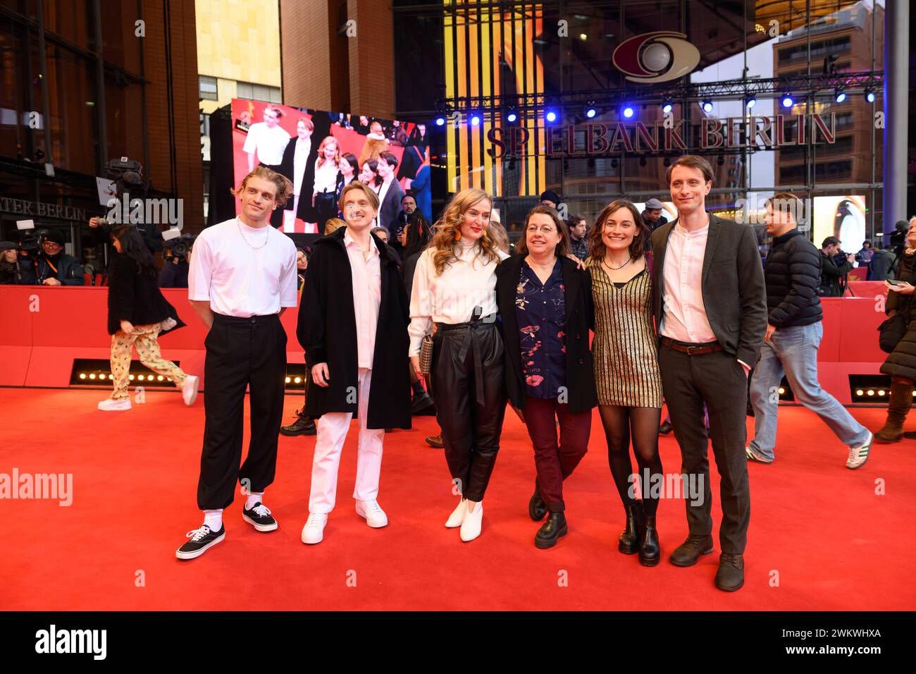 Lena Urzendowsky, Sina Martens v.l.n.r. und Alexander Scheer und Emma Bading v.r.n.l. auf dem Roten Teppich zur Premiere von in Liebe, Eure Hilde von Andreas Dresen BEI den 74. Internationalen Filmfestspielen Berlin, Berlinale. Berlinale Filmfestival *** Lena Urzendowsky, Sina Martens f l n R et Alexander Scheer et Emma Bading f R n n l sur le tapis rouge à l'avant-première de In Liebe, Eure Hilde d'Andreas Dresen au 74e Festival international du film de Berlin, Berlinale Berlinale Filmfestival Banque D'Images