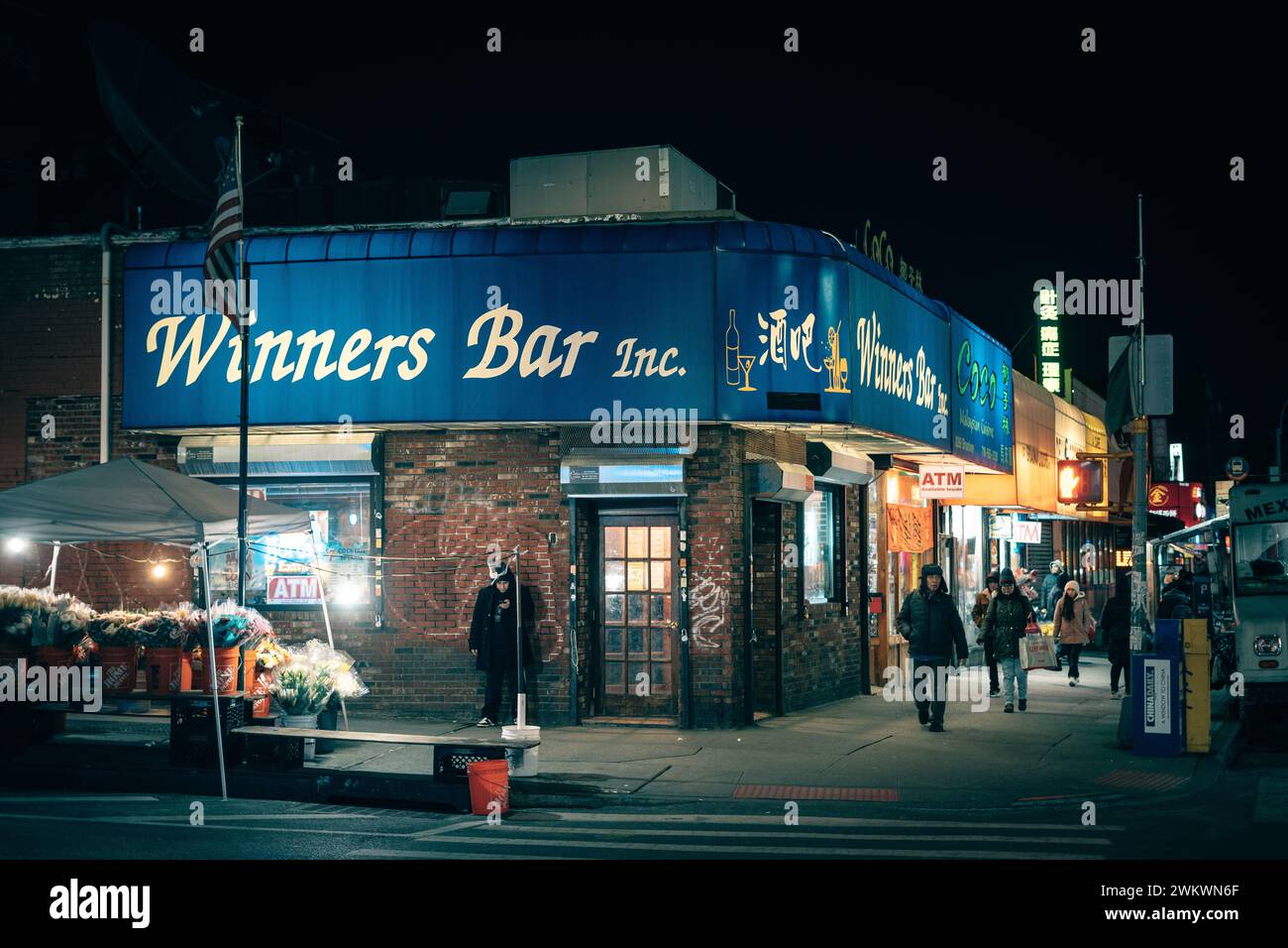 Winners Bar la nuit à Elmhurst, Queens, New York Banque D'Images