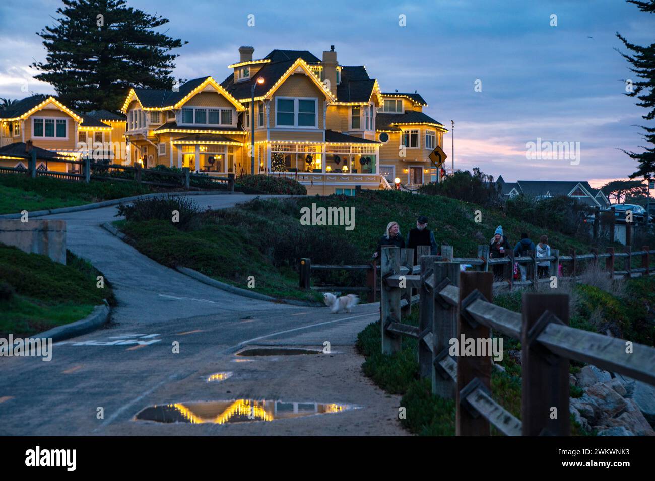 Le célèbre Seven Gables Inn Bed & Breakfast perché au-dessus de Monterey Bay dans Pacific Grove, CA. Banque D'Images