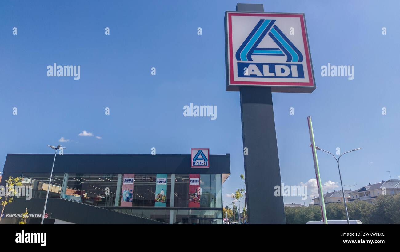 Badajoz, Espagne - 12 septembre 2023. Aldi signe pôle et supermarché bâtiment, Badajoz, Espagne Banque D'Images