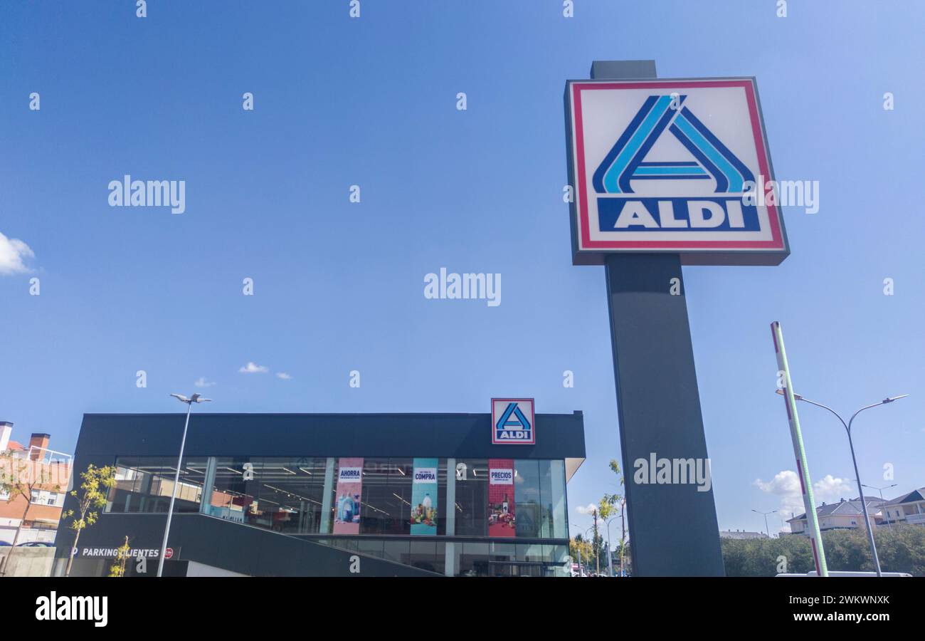 Badajoz, Espagne - 12 septembre 2023. Aldi signe pôle et supermarché bâtiment, Badajoz, Espagne Banque D'Images
