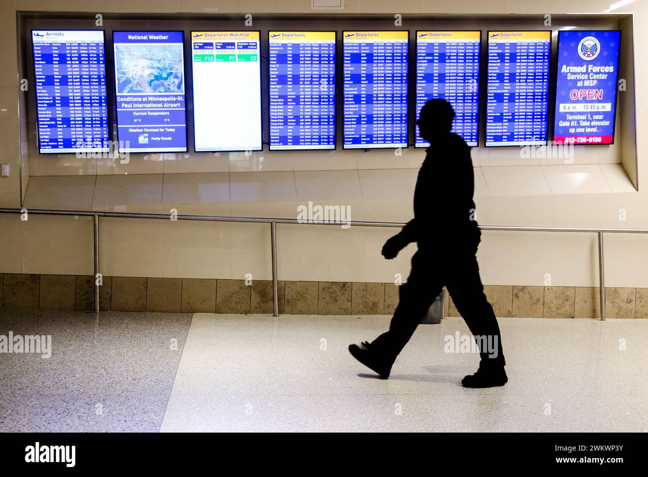 Les voyageurs aériens et l'affichage arrivée-départ au Minneapolis-équipé Paul Airport, États-Unis (MSP) lors d'une journée typique de voyage à l'aéroport. Banque D'Images