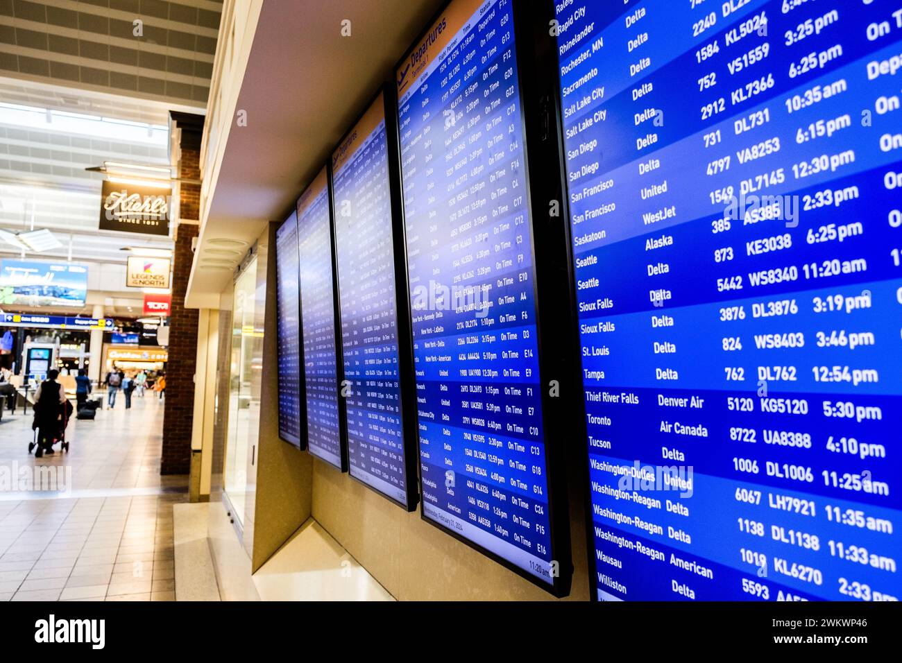 Les voyageurs aériens et l'affichage arrivée-départ au Minneapolis-équipé Paul Airport, États-Unis (MSP) lors d'une journée typique de voyage à l'aéroport. Banque D'Images