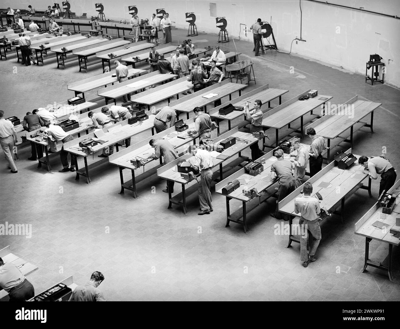 Vue en angle élevé de l'atelier à l'école professionnelle pour les travailleurs de la construction d'aéronefs, San Diego, Californie, États-Unis, Russell Lee, U.S. Farm Security Administration, mai 1941 Banque D'Images