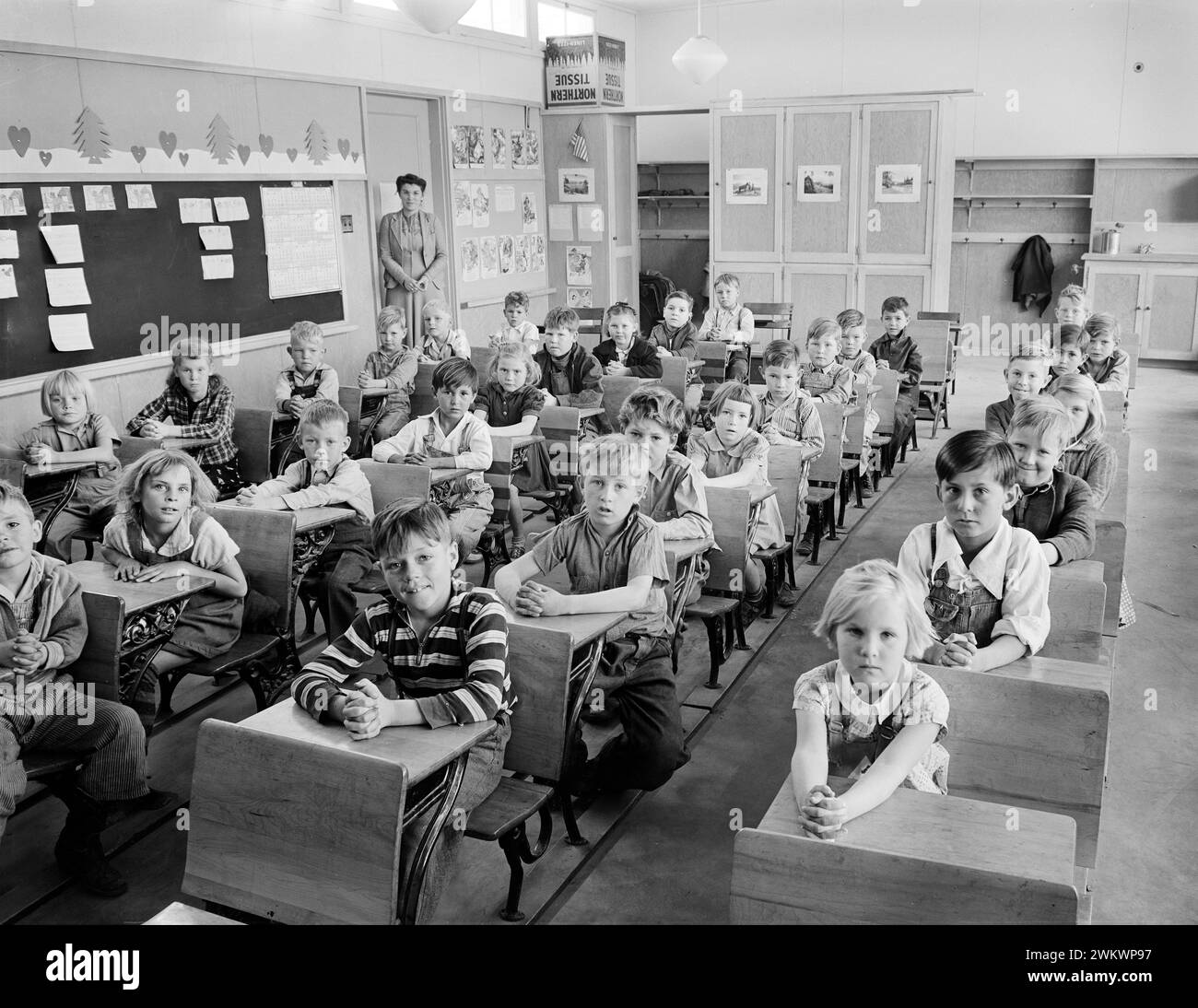 Écoliers en classe à la communauté des ouvriers agricoles de la FSA (Farm Security Administration), Eleven Mile Corner, Arizona, États-Unis, Russell Lee, U.S. Farm Security Administration, février 1942 Banque D'Images