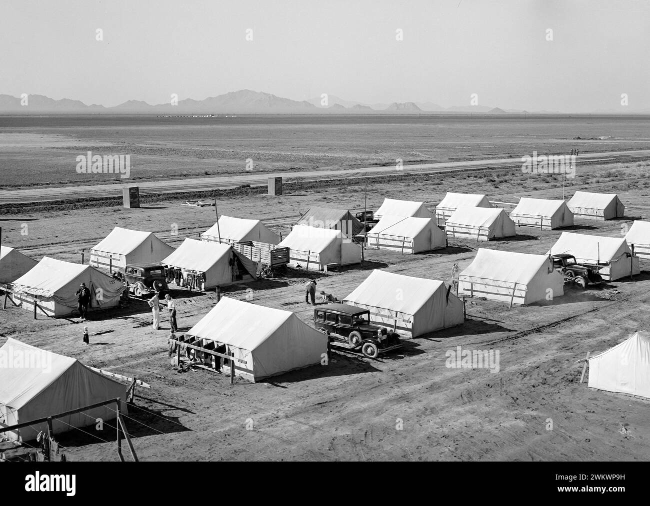 Tentes à la communauté des ouvriers agricoles de la FSA (Farm Security Administration), Friendly Corners, Arizona, États-Unis, Russell Lee, U.S. Farm Security Administration, mars 1942 Banque D'Images