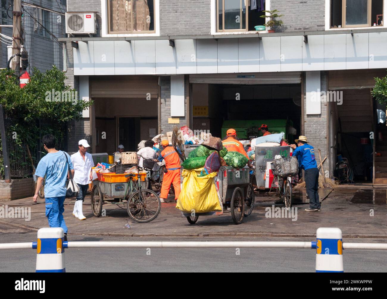 Les travailleurs indépendants déposent leurs collections quotidiennes dans l'un des nombreux dépôts privés de déchets et de recyclage de la ville de Wenzhou en Chine Banque D'Images