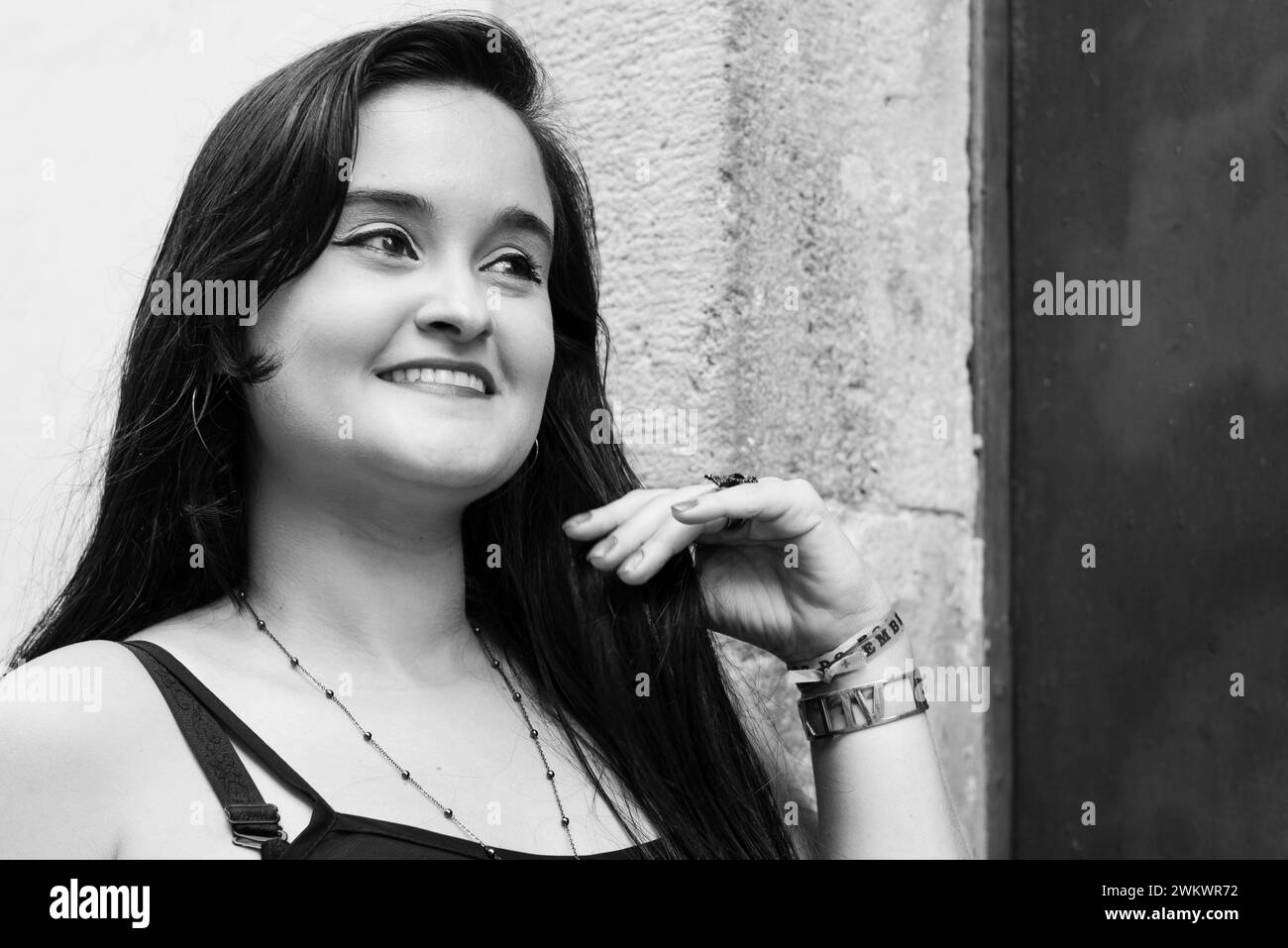 Noir et blanc, portrait à moitié fermé de belle jeune femme regardant sur le côté. Personne voyageant. Banque D'Images