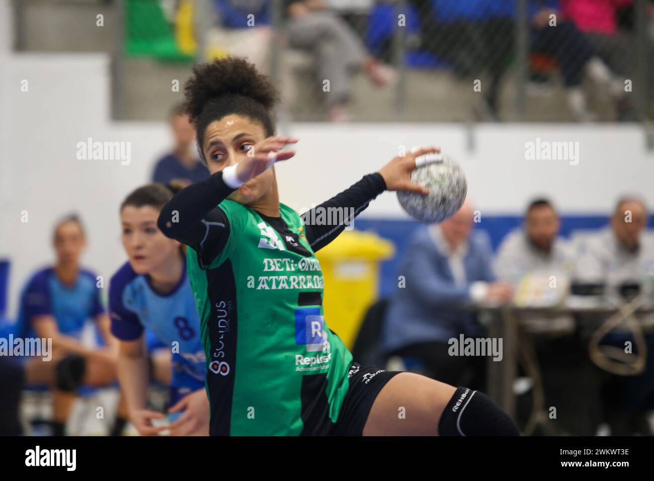 Oviedo, Asturies, Espagne. 22 février 2024. Oviedo, Espagne, 22 février 2024 : Mariana Costa (98) lance un sept mètres lors de la 19ème Journée de la Liga Guerreras Iberdrola 2023-24 entre Lobas Global ATAC Oviedo et Replasa Beti-Onak, le 22 février 2023, au Florida Arena Municipal Sports Center, à Oviedo, Espagne. (Crédit image : © Alberto Brevers/Pacific Press via ZUMA Press Wire) USAGE ÉDITORIAL SEULEMENT! Non destiné à UN USAGE commercial ! Banque D'Images