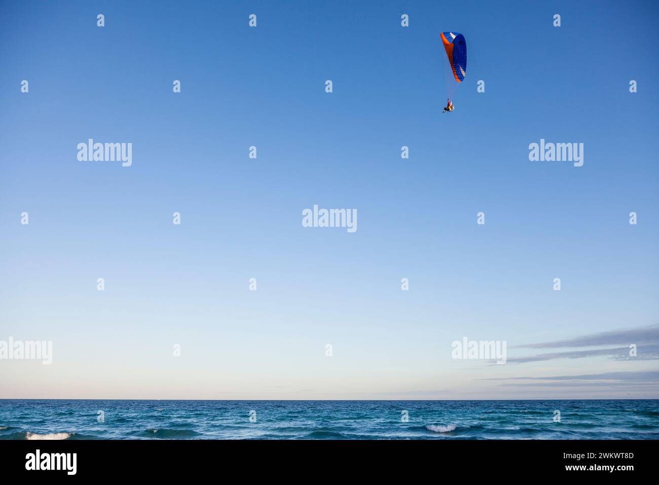 Parapente survolant l'océan, Dania Beach, Floride, États-Unis Banque D'Images