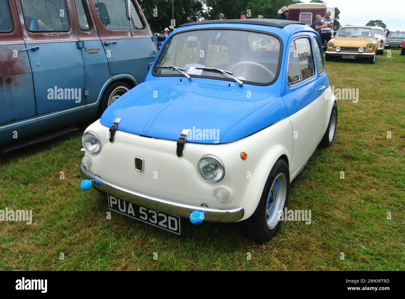Une Fiat 500 de 1966 stationnée au 48th Historic Vehicle Gathering, Powderham, Devon, Angleterre, Royaume-Uni. Banque D'Images