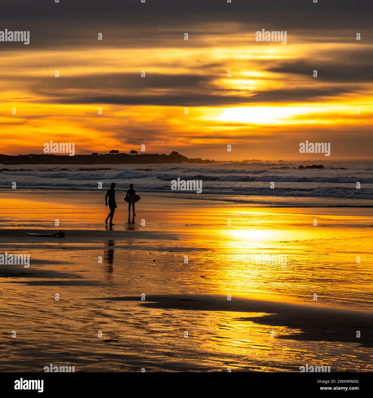 Spanish Bay surfer Dudes au coucher du soleil Banque D'Images