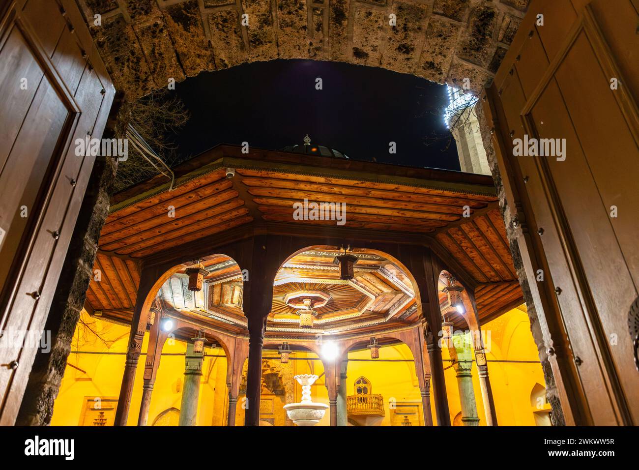 La mosquée Gazi Husrev Beg est une mosquée de Sarajevo. Construite au XVIe siècle, c'est la plus grande mosquée historique de Bosnie-Herzégovine. Banque D'Images