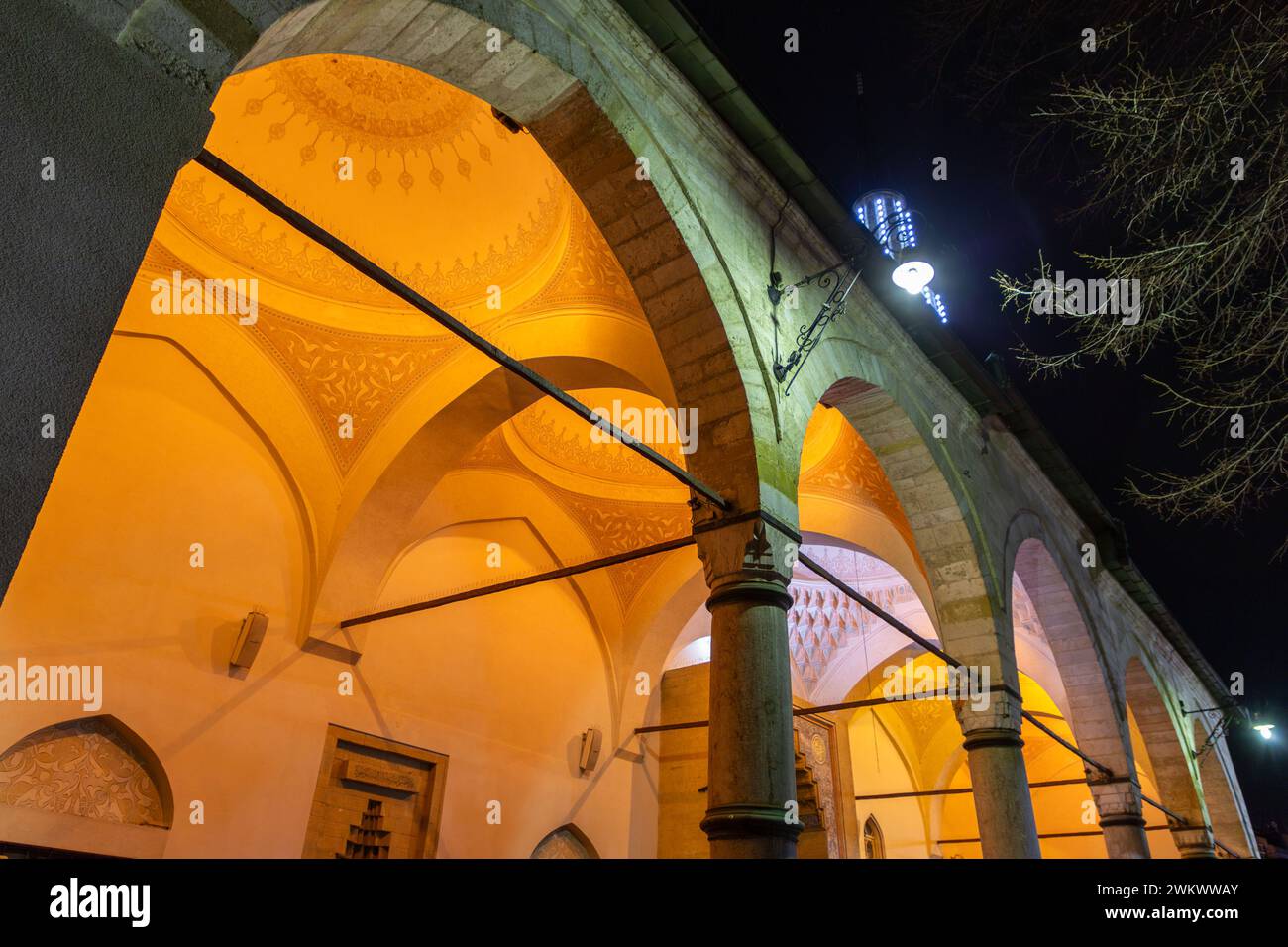 La mosquée Gazi Husrev Beg est une mosquée de Sarajevo. Construite au XVIe siècle, c'est la plus grande mosquée historique de Bosnie-Herzégovine. Banque D'Images