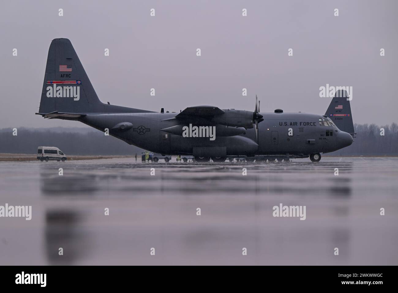 Un avion C-130H Hercules affecté aux taxis de la 910th Airlift Wing sur la rampe après une sortie d'entraînement locale à Youngstown Air Reserve Station, Ohio, le 22 février 2024. La manœuvre aide les membres d'équipage à acquérir et à maintenir une maîtrise des techniques de livraison de fret et du décollage et de l'atterrissage des aéronefs. (Photo de l'US Air Force par Eric M. White) Banque D'Images