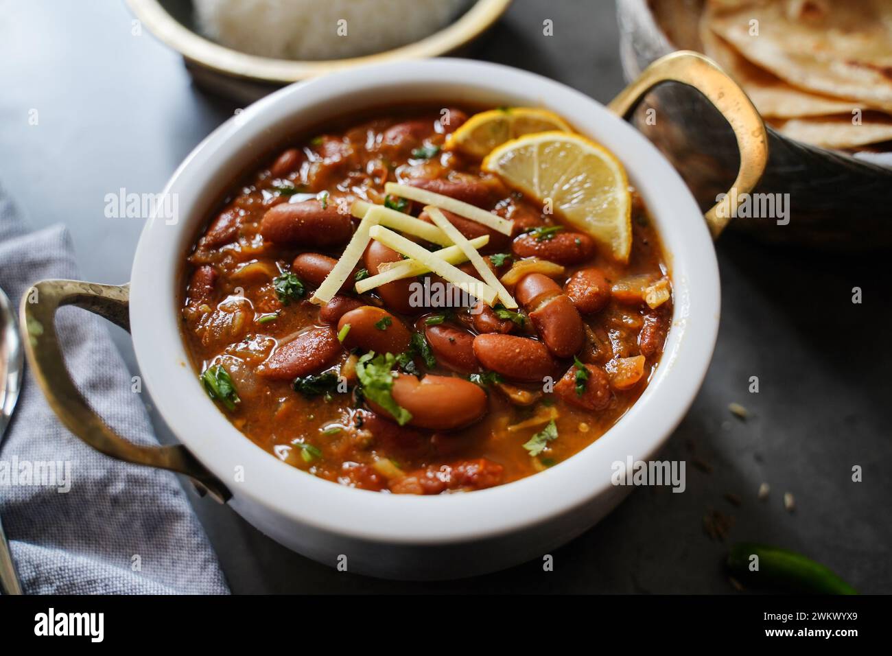 Rajma masala | curry de haricots rouges servi avec riz et roti Banque D'Images