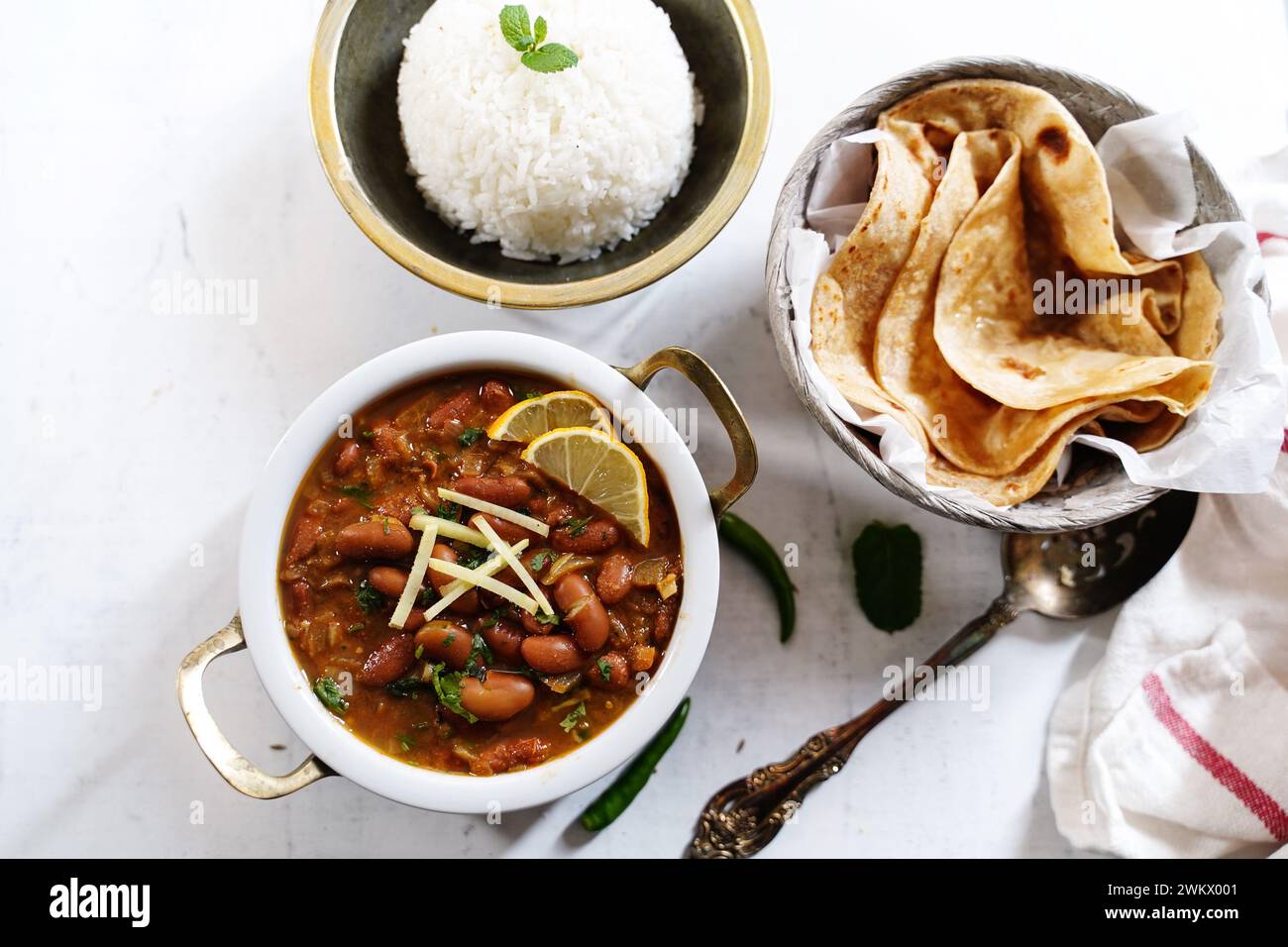 Rajma masala | curry de haricots rouges servi avec riz et roti Banque D'Images