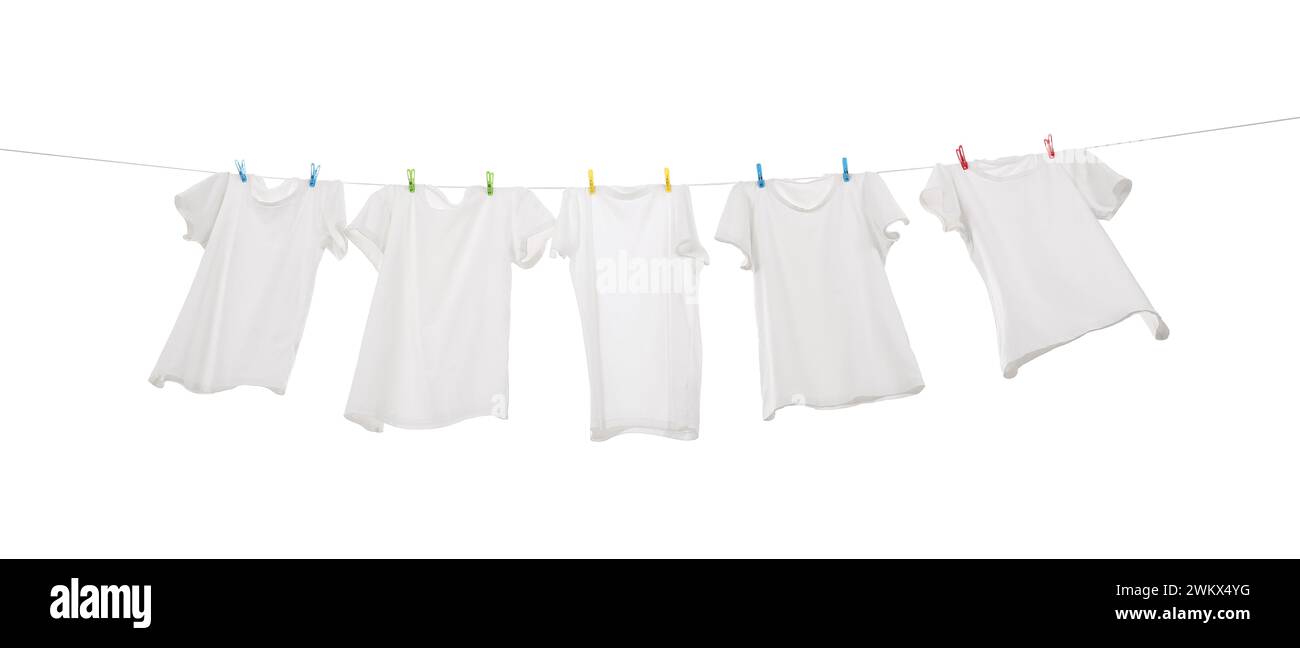 Beaucoup de t-shirts séchant sur la ligne de lavage isolé sur blanc, vue à angle bas Banque D'Images Beaucoup de t-shirts séchant sur la ligne de lavage isolé sur blanc, vue à angle bas Banque D'Images