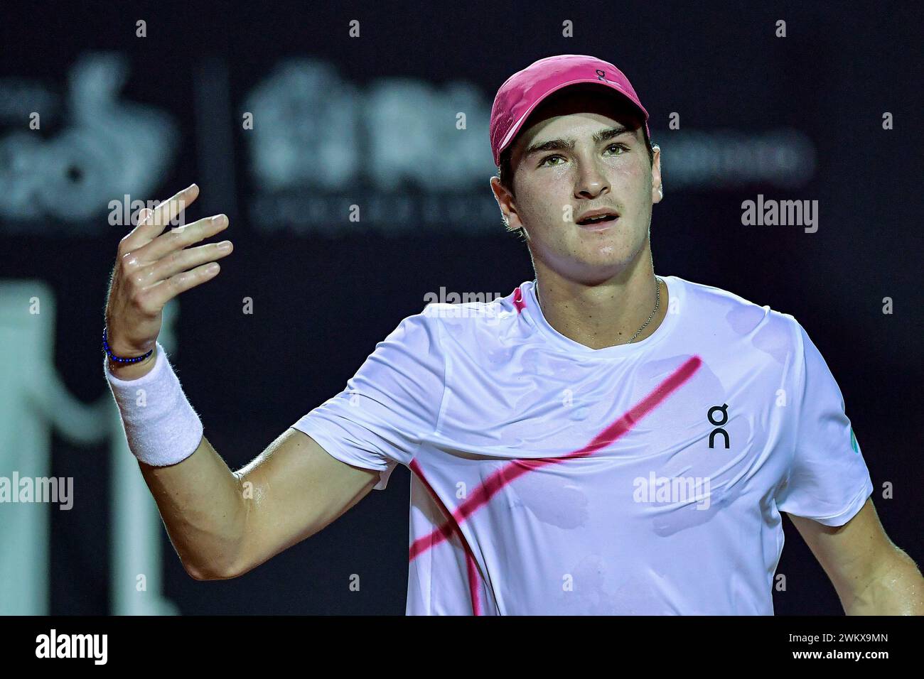 Rio de Janeiro, Brésil. 22 février 2024. RJ - RIO DE JANEIRO - 02/22/2024 - RIO OPEN 2024 - le joueur de tennis brésilien Joao Fonseca lors d'un match contre le joueur de tennis chilien Christian Garin sur le court de Guga Kuerten au Jockey Club brésilien, au Rio Open 2024 ATP 500, étape du circuit mondial de Tennis, ce jeudi (22). (Photo de Thiago Ribeiro/AGIF/SIPA USA) crédit : Sipa USA/Alamy Live News Banque D'Images