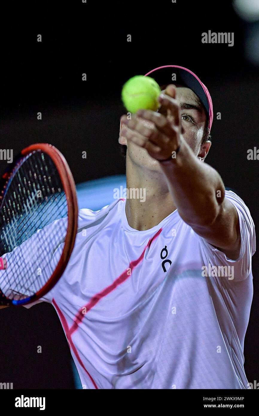 Rio de Janeiro, Brésil. 22 février 2024. RJ - RIO DE JANEIRO - 02/22/2024 - RIO OPEN 2024 - le joueur de tennis brésilien Joao Fonseca lors d'un match contre le joueur de tennis chilien Christian Garin sur le court de Guga Kuerten au Jockey Club brésilien, au Rio Open 2024 ATP 500, étape du circuit mondial de Tennis, ce jeudi (22). (Photo de Thiago Ribeiro/AGIF/SIPA USA) crédit : Sipa USA/Alamy Live News Banque D'Images