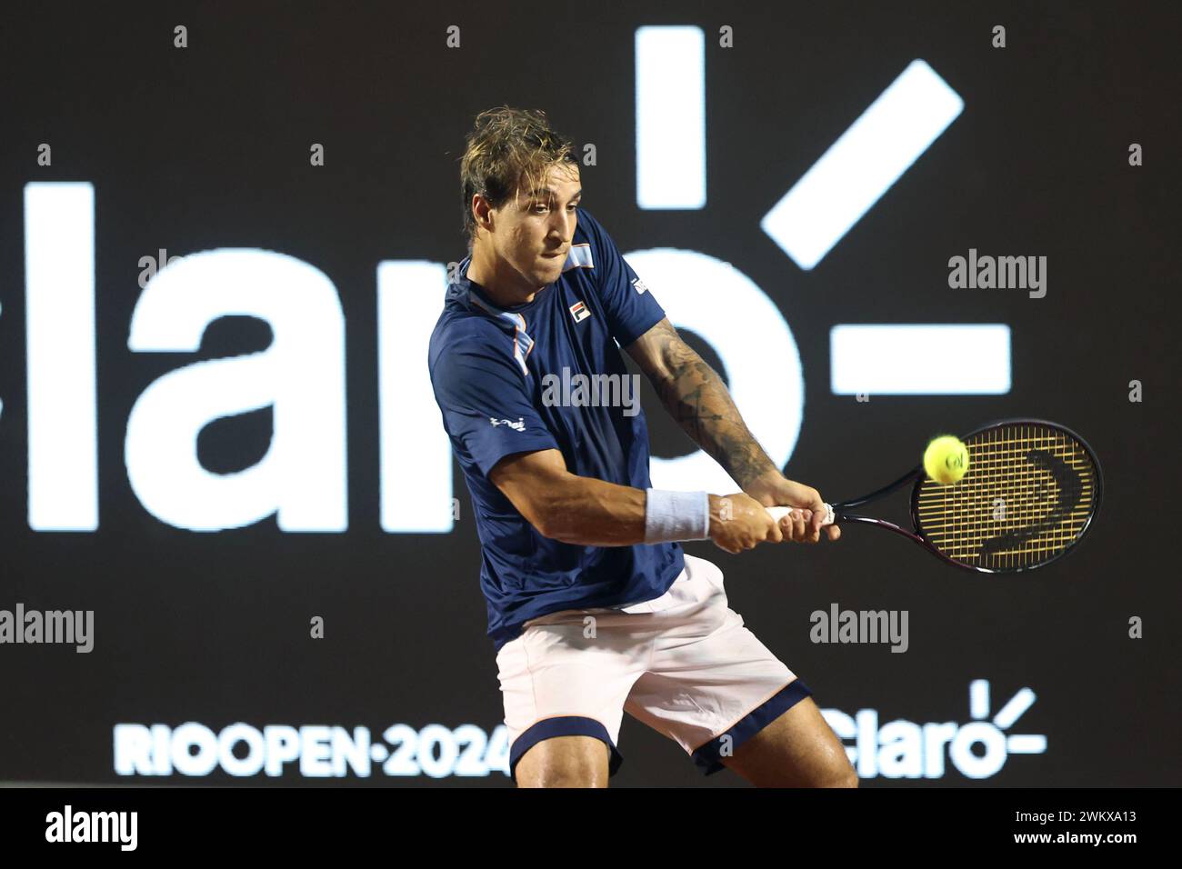 Rio de Janeiro, Brésil. 22 février 2024. Le brésilien Felipe Meligeni Alves retourne un tir à Thiago Monteiro au cours de la quatrième journée de l'ATP 500 Rio Open présenté par Claro au Jockey Club Brasileiro le 22 février 2024 à Rio de Janeiro, Brésil. Photo : Daniel Castelo Branco/DiaEsportivo/Alamy Live News crédit : DiaEsportivo/Alamy Live News Banque D'Images