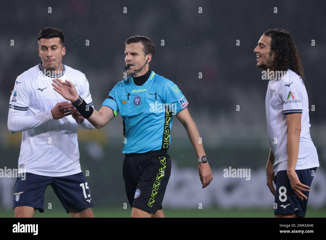 Turin, Italie. 22 février 2024. Nicolo Casale et Matteo Guendouzi du SS Lazio protestent contre l'arbitre Federico la Penna alors qu'il remet un coup franc contre les visiteurs lors du match de Serie A au Stadio Grande Torino, Turin. Le crédit photo devrait se lire : Jonathan Moscrop/Sportimage crédit : Sportimage Ltd/Alamy Live News Banque D'Images