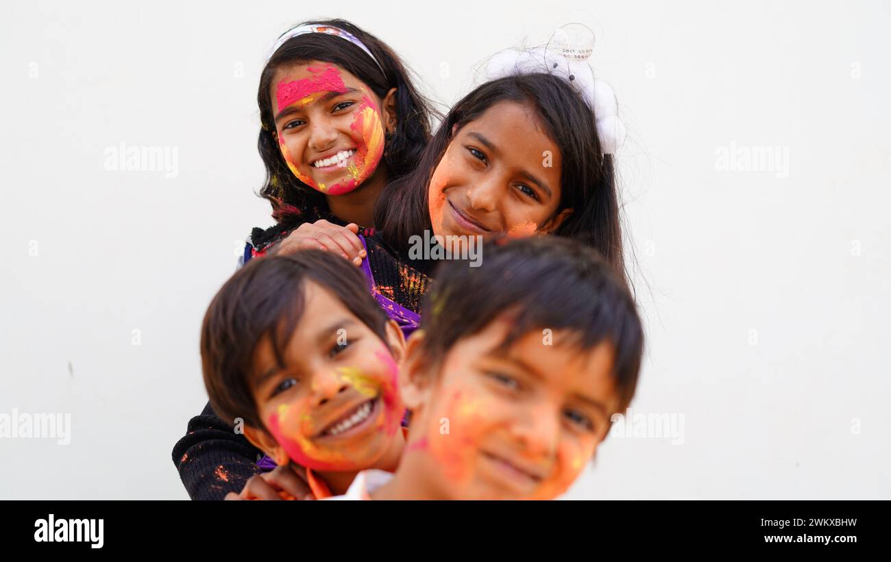 Célébrez le festival vibrant de Holi avec joie et bonheur! Happy Holi est un festival hindou traditionnel qui marque l'arrivée du printemps et est cele Banque D'Images