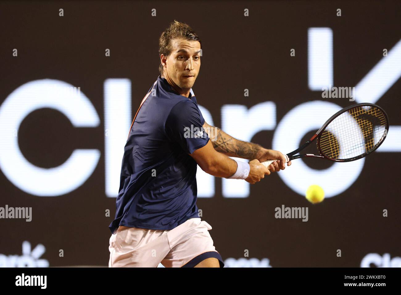 Rio de Janeiro, Brésil. 22 février 2024. Le brésilien Felipe Meligeni Alves retourne un tir à Thiago Monteiro au cours de la quatrième journée de l'ATP 500 Rio Open présenté par Claro au Jockey Club Brasileiro le 22 février 2024 à Rio de Janeiro, Brésil. Photo : Daniel Castelo Branco/DiaEsportivo/Alamy Live News crédit : DiaEsportivo/Alamy Live News Banque D'Images