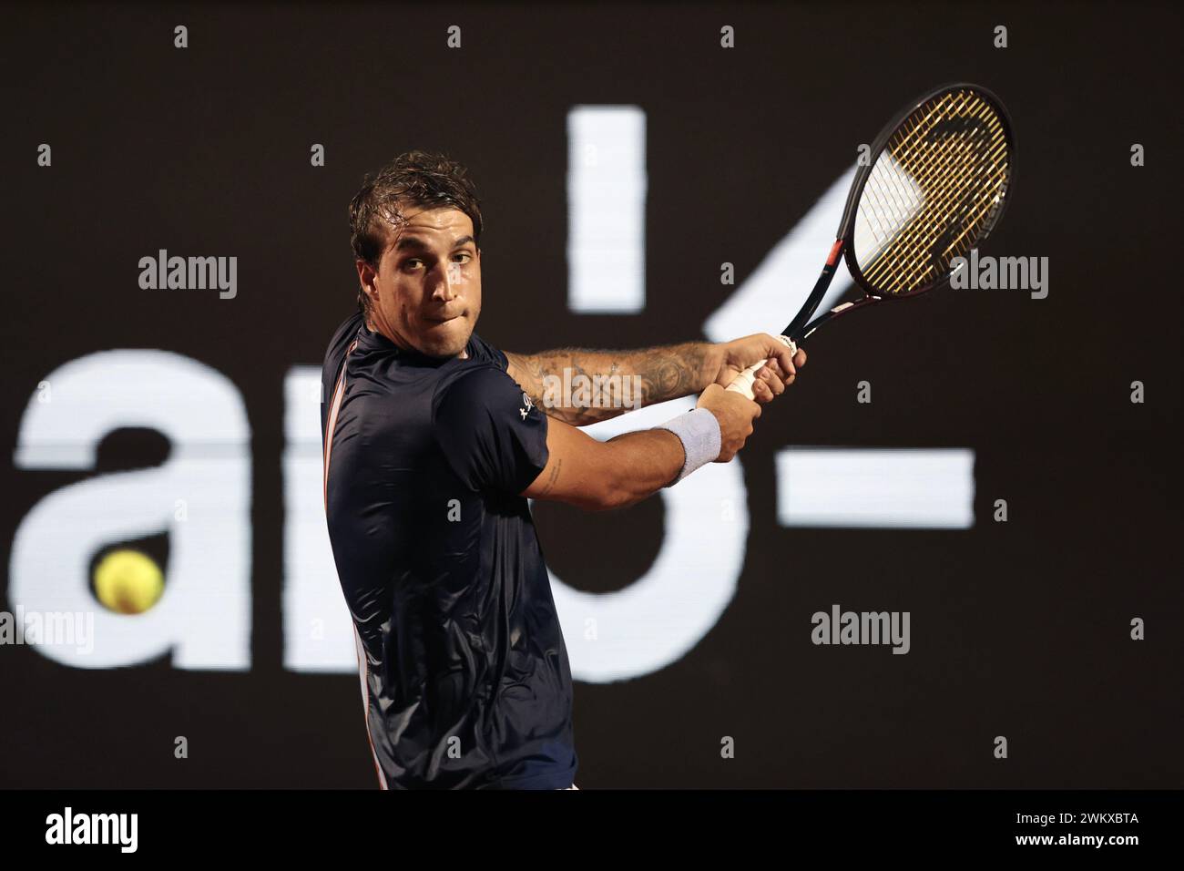 Rio de Janeiro, Brésil. 22 février 2024. Le brésilien Felipe Meligeni Alves retourne un tir à Thiago Monteiro au cours de la quatrième journée de l'ATP 500 Rio Open présenté par Claro au Jockey Club Brasileiro le 22 février 2024 à Rio de Janeiro, Brésil. Photo : Daniel Castelo Branco/DiaEsportivo/Alamy Live News crédit : DiaEsportivo/Alamy Live News Banque D'Images