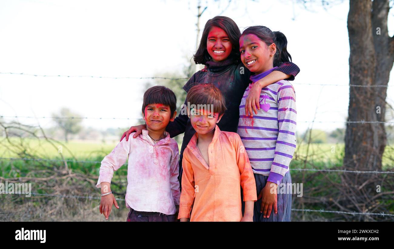 Heureux enfants indiens jouant des couleurs, souriant avec des couleurs sur le visage ou enfants asiatiques célébrant Holi. Concept pour le festival indien Holi. Des taches brillantes pour les enfants Banque D'Images
