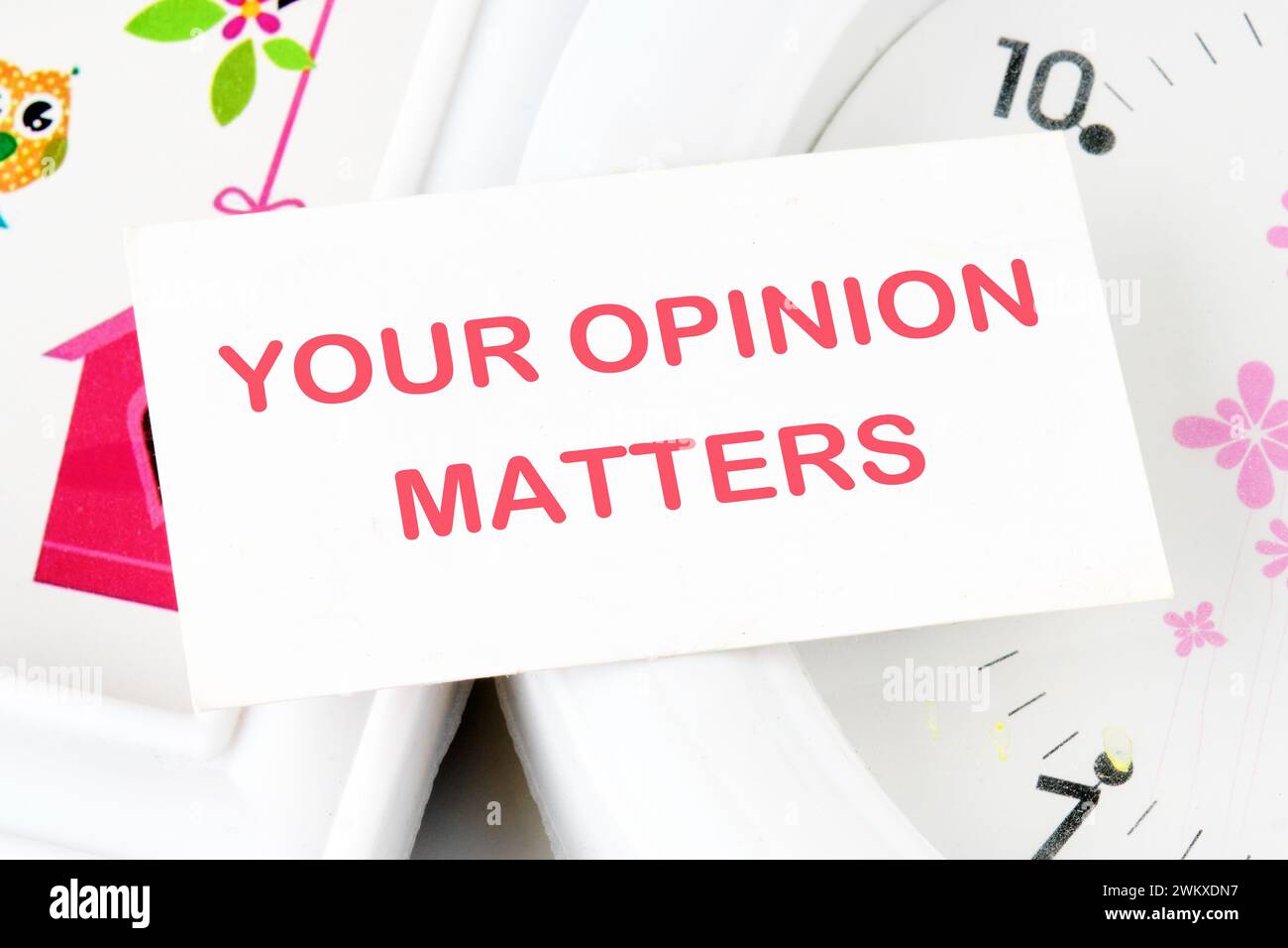 VOTRE OPINION COMPTE phrase écrite sur une carte blanche Banque D'Images