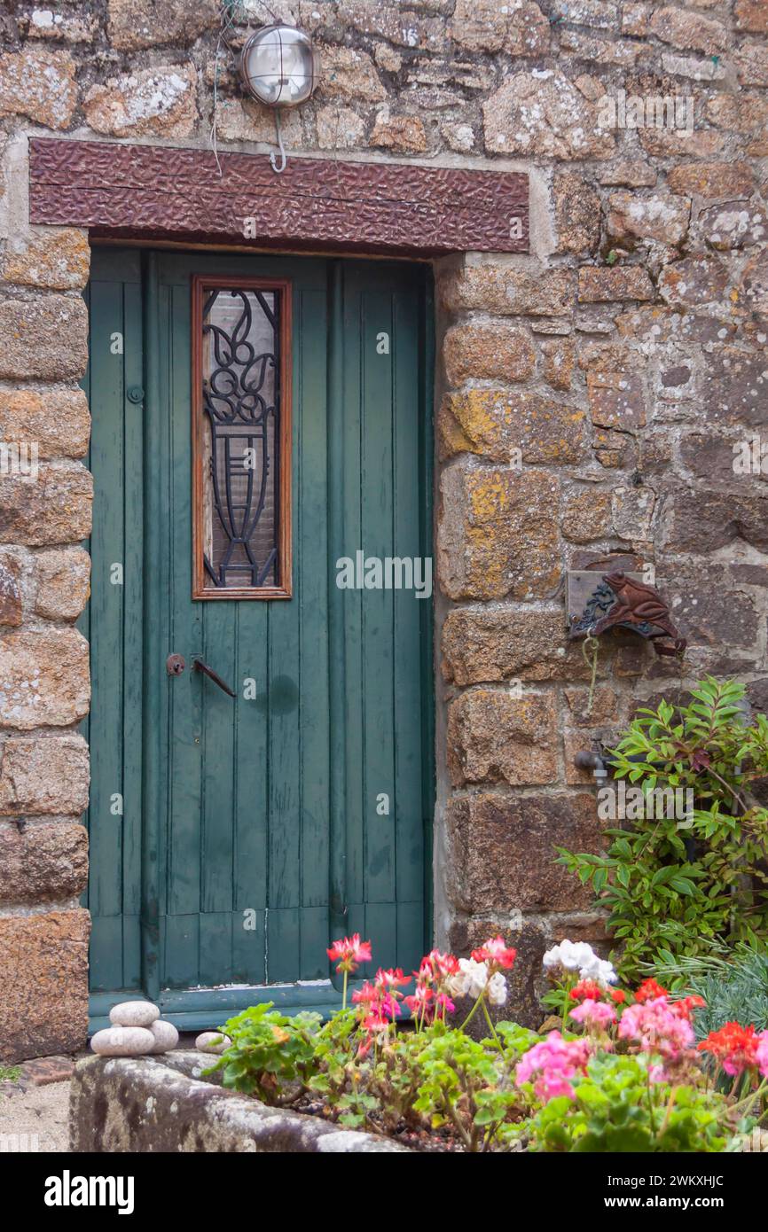 Ancienne porte en bois dans une maison typique en pierre, maison en pierre de granit, Ile de Brehat, Département côtes-d'Armor, Bretagne, France Banque D'Images