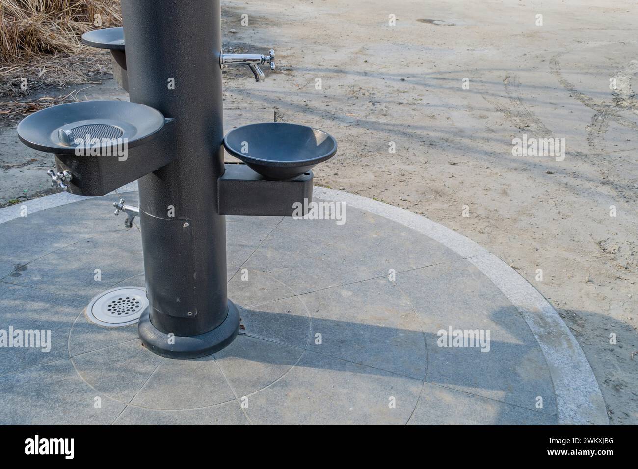 Fontaines d'eau potable en métal noir près d'une passerelle dans un parc public en Corée du Sud Banque D'Images